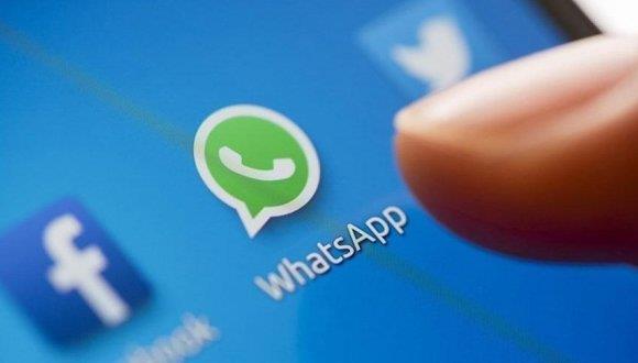 Daha da nemlisi WhatsApp Android uygulamas cihazn kendisi kilitli deilken bile kilitlenebiliyor. Uygulama ayarlarnda Gizlilik ksmna girdiinizde Parmak zi kilidi seeneini grebiliyorsunuz. Buradan parmak izi kilidini aarken ayrca anlk, 1 dakikalk veya 30 dakikalk bekleme sreleri belirleyebiliyorsunuz.