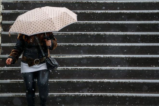 Hava scakl beklentilere uygun olarak bugn yurdumuzun kuzey ve bat blgelerinde 4-8 derece arasnda azald. Meteoroloji leri Genel Mdrl'nn son yaynlad uyarya gre souk ve yal hava gece saatlerinde baz yerlerde kar ya brakacak. Ordu, Giresun, Trabzon, Rize, Artvin, Gmhane, Bayburt, Sivas , Erzurum, Kars, Ardahan, Ar, Erzincan ve Tunceli?nin kuzeyinin yksek kesimlerinde karla kark yamur ve kar yalar bekleniyor.