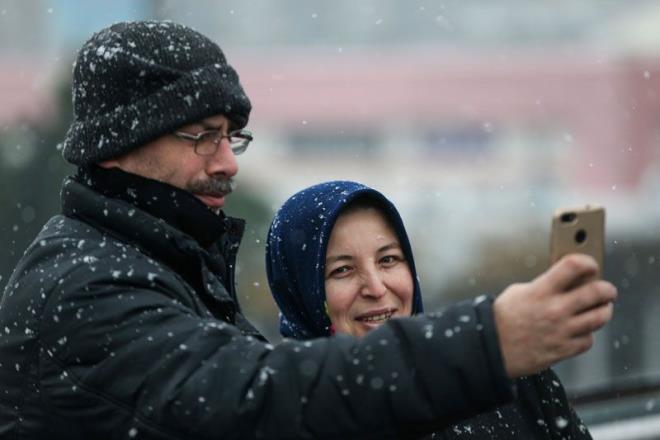 TRKYE bu gece ka kk bir giri yapacak. Meteoroloji mhendisi Ahmet Uar, baz yerlerde 20 santime varan kar ya grleceini aklad. stanbul ve Ankara'nn yksek yerlerinde ise ise scaklk 0 dereceyi grecek. Ancak bu souklarn arkas iyi. Zira haftaya pastrma scaklar geliyor. te son hava durumu tahmini ve yeni gelen uyarlar:
