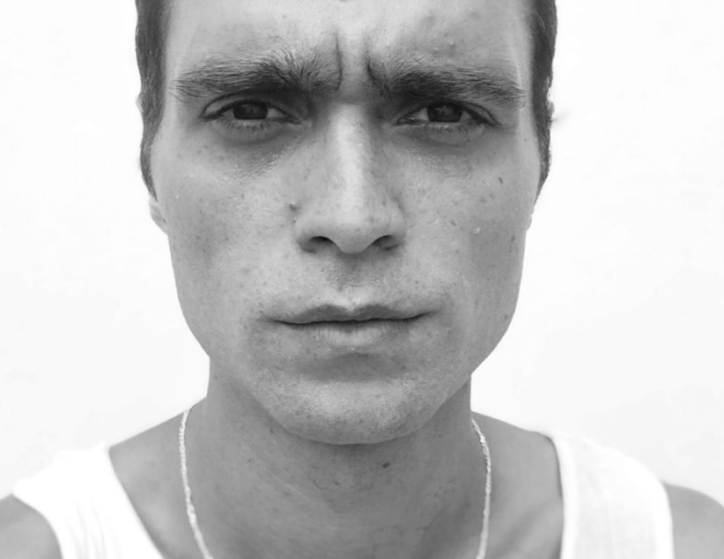 Hakan Kurta kimdir?<br>  Hakan Kurta 1988 ylnda zmir'de domutur. Trk dizi ve sinema oyuncusudur. Lise hayatn Bursa Anadolu Lisesinde tamamladktan sonra, Mimar Sinan niversitesi Devlet Konservatuvar Tiyatro Blm'nden mezun olan Kurta'n annesi iktisat, babas ocuk doktorudur.