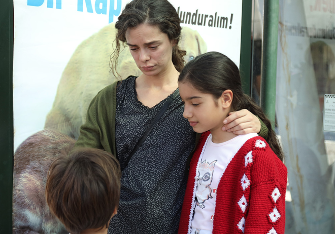 Sal akamlarnn en ok izlenen yapmlar arasnda yer alan Kadn dizisinden beklenmeyen bir transfer haberi geldi. zge zpirinci, Seray Kaya ve Bennu Yldrmlar'n barolnde yer ald diziye, son olarak final yapan arpma dizisinde rol alan nl bir oyuncunun dahil olduu renildi.