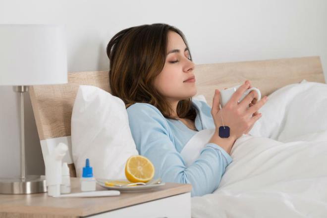 SALGINDAN 2 HAFTA NCE AI YAPILMALI  <br>  Grip asnn grip sezonu ncesi ideal olarak ekim-kasm-aralk aylar iinde yaplmas gerektiini syleyen Prof. Dr. Ali Kutlu, ?Ann yaklak 6-8 ay boyunca koruyuculuu devam etmektedir. Riskli hastalar gerekirse mart ayna kadar alanabilir. A grip salgnndan en az 2 hafta nce yaplrsa daha etkilidir. Grip asna kar alerjik reaksiyon geiren hastalar alanmamal, yumurtayla ciddi alerjik reaksiyonu olanlar (nefes darl, anjiodem, tansiyon dmesi vs.) ve adrenalin kullanma ihtiyac olan kiiler grip asn acil mdahale edilebilecek imkanlara sahip kliniklerde yaptrmal ve 30 dakika gzlemde tutulmaldr. Artan yal nfus ve yeni baklk basklayc ilalarn youn kullanmna bal olarak grip alarnn nemi her geen gn artmaktadr? aklamasnda bulundu.