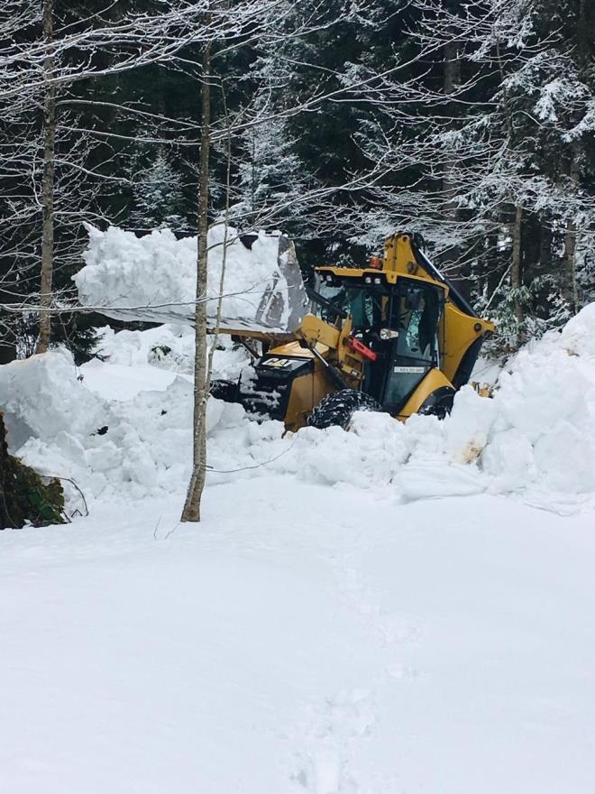 ARI  <br>  Ar ile Van arasnda ulamn saland 2 bin 644 rakml Tendrek Geidi'nde etkili olan kar ya dolaysyla ok sayda ara yolda kald.    Doubayazt ile Van'n aldran ilesini birbirine balayan Trkiye'nin en nemli transit geilerinden Tendrek Geidi'nde sabah saatlerinde youn kar ya etkili oldu.