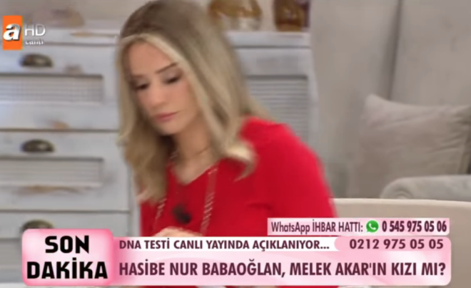 Arka kapdan kt: Fotorafnn ekilmesini istemeyen sank Esra Erol iin adliye zel gvenlii seferber oldu. Gvenlik amiri duruma sresi boyunca salon nndeki ekibi sk sk kontrol etti. Gvenlik ekipleri, fotoraf ekilmemesi iin sank Erol'u salonun arka kapsndan kard.
