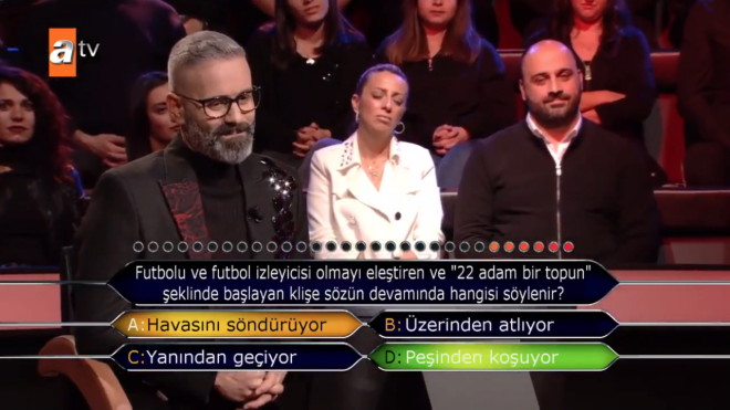 Sorunun doru cevab "Peinden kouyor" olacakken Tokmak'n bu soruya yanl cevap vermesiyle izleyici isyan etti.