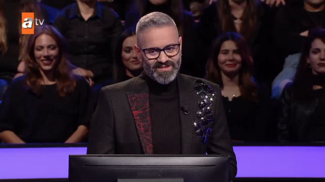 Ses sanatl yapan Okan Tokmak, ilk soruda elenmesi ve verdii cevap ile sosyal medyann diline dt.