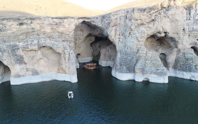 lk nce milyonlarca yl nce oluan yaklak 5 kilometrelik Saklkap Kanyonu'nu gezen kafile, daha sonra nadir grlen kara leylekten ismini alan, aalarn bile terse byd nemli bir gemie sahip kanyona geti. Yaklak 6 saatlik turda kafile, kanyonlarn gzelliine hayran kald.