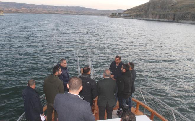 Keban ile Baskil ilesi arasnda Karakaya ile Keban Baraj'nn balant kolu olan blgede bu yl yre sakinlerinin Vali etin Oktay Kaldrm'a aktarmasyla iki kanyon kefedildi.