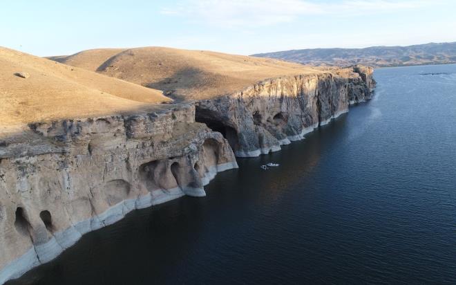 Bir sre nce getirilen gezi teknesiyle Vali etin Oktay Kaldrm, Belediye Bakan ahin erifoullar, AK Parti Elaz Milletvekili Metin Bulut, ulusal ve yerel medyadan ok sayda gazetecinin yer ald kafile kanyonlar gezdi.