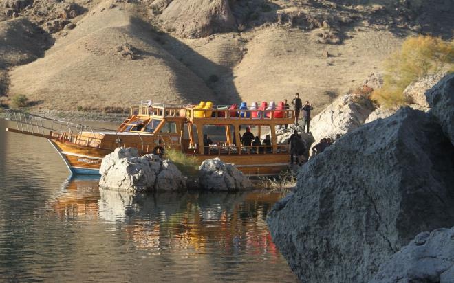 "Dnyada eine ender rastlanan bir yer"<br>  Keban Baraj'ndan balayarak Frat Havzas'nda bulunan hem de Karakaya Baraj'yla birletii noktada bir tur yaptklarn file getiren Kaldrm, ?nce Saklkap Kanyonu'nu grm olduk. Oras milyonlarca ylda olumu, doa formasyonu ok farkl olan ve hibir kanyona benzemeyen dar ve ilgin bir yer.