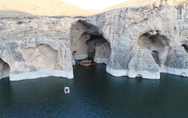 ELAZI?da Keban ve Karakaya Baraj?nn balantsnda bu yaz kefedilen ve turizme kazandrlmas iin almalar yrtlen Saklkap ve Kara Leylek kanyonlarna tekne ile ilk kapsaml ziyaret gerekletirildi.