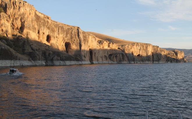 Yeni kefettiimiz dnyann en yeni kanyonu ama tarihi olarak da en eski kanyonlarndan birisidir. Turlar balattk, bugn de blgemizden ve Trkiye?nin deiik yerlerinden gelen gazetecilerle ilk turumuzu yapyoruz. Burann doa turizmi asndan ok iyi bir destinasyon olacan dnyorum? dedi.