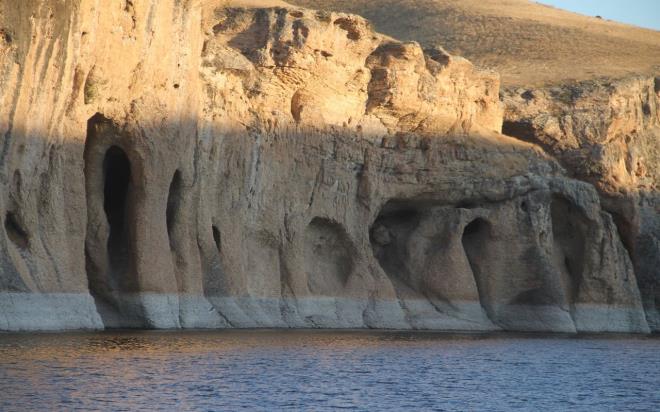 Elaz?daki mthi kanyonlarn dnya peinde! Burada aalar ters byyor    "Dnyann tarih olarak en eski kanyonlarndan"  <br>  Saklkap Kanyonu'nun sularn akmasyla olutuunu ifade eden Vali Kaldrm, ?Bizim aratrmalarmza gre 9 bin yl geriye giden bir formasyonu var. lerilerde maaralar var, insanlar yaam hem kltr hem de doal gzellikler var. -