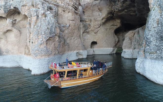 Vali Kaldrm'n birka defa ziyaret ettii kanyonlardan birine Saklkap, dierine ise blgede yaayan Kara Leylek ismi verildi.