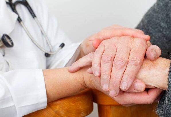 ?Birok hastamz Trkiye'ye gelip tedavi olmaktadr?  <br>  Beyin pili tedavisinde Trkiye'nin ok nemli bir noktada olduunu vurgulayan Zrh, ?lkemiz son yllarda bu i ile ilgili ok nemli bir blge haline gelmeye balad. Bu paralelde, yabanc lkelerden gelen ok sayda hastalarmz var. Gerek slami corafyadan gerekse dnyann pek ok lkesinden birok hastamz Trkiye'ye gelip tedavi olmaktadr. Bugn buradaki birok hastann bir sre nce beyin pili ameliyatn gerekletirdik. Ameliyat sonras hastalarn ortalama 2,3 haftaya kadar pil ayarlama sreci sryor. Buradaki hastalarn nemli bir ksm bu sreci tamamlamak zere olan hastalar. Ameliyatlar hasta ile sohbet ederek yaptmz operasyonlardr. Kafatasna birer kk delik delerek kafatasnn ierisine giriyor, hastalktan sorumlu hcreleri analiz etmeye alyoruz. Beynin ierisinde ortalama 2,3 milimetre apndaki anatomik oluumda bu hcreleri aryoruz? diye konutu.