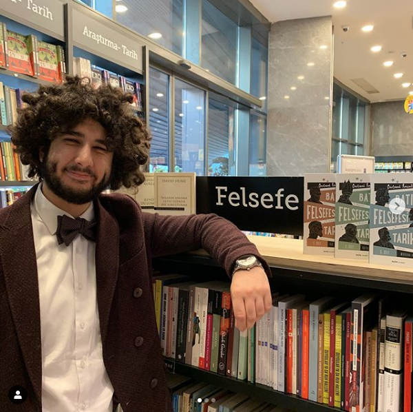 ATV ekranlarnn en sevilen bilgi yarmas Kim Milyoner Olmak ster'de 1 milyonluk soruya doru cevab vererek byk dln sahibi olan Arda Ayten, sosyal medyada poplerliini koruyor. Milyoner'i kazanmasnn ardndan Instagram hesabnda takipileri aniden artan Ayten, bir takipisine verdii cevap ise herkesi akna evirdi.