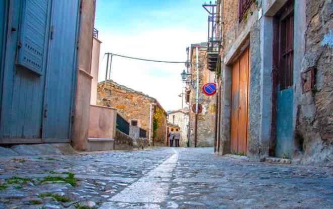 TALYA'da bo kalan kyleri doldurmak iin artk cretsiz ev datlyor, stne de ocuk bana bin euro veriliyor.