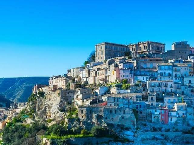 Uzun ikna abalarna ramen yerli halkn blgeyi terk etmemesini engelleyemediini belirten Giambrone, 'cretsiz ev' projesini bu nedenle balattklarn duyurdu.