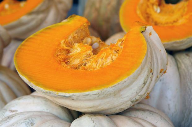 - En etkileyici faydas alerjik reaksiyonlarn vcutta  hareketlenmesini nleyerek vcudun direncini artrr.  Baklk sistemindeki serbest radikalleri temizleyerek,  k aylarnda sklkla yaanan grip ve nezle gibi st  solunum yollar hastalklarn nler. zellikle alanlar da  daha sk rastlanan halsizlik ve stres gibi rahatszlklarn  etkilerini azaltr.  <br>- Yaplan aratrmalarda yarm su barda balkaba suyu  vcudun gnlk ihtiyac olan A vitamininin 2 katndan  fazlasn karlyor. Kolajen maddesinin retimini artrarak  cildin daha parlak ve gen grnmn  destekler. Kadnlarn k aylarnda sklkla karlat  kuruluk problemi iin fayda salar. Ayn zamanda  kozmetik firmalarnda ham madde olarak kullanlr