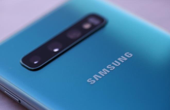 Tabi, son dnemde tantlan telefonlar ile benzer ekilde optik yaknlatrmaya bal kalnmayacak. 108 Megapiksel znrlndeki ana kameradan gelen grntlerin, telefoto kameradan gelen grntler ile birletirilecei, bylece etkileyici seviyelerde hibrit ve dijital yaknlatrma sunulaca dile getiriliyor.