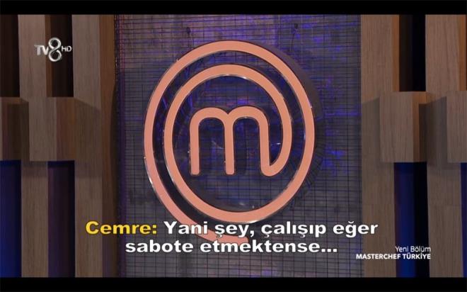 MasterChef'i kartran kulis ifas<br>  lk yar kaybeden mavi takm bugne kadar grlmemi byk bir kavga ile sarsld. Kulis arkasna yansyan kavgann barolnde Suna yer ald. Suna "kinci oyunda Kvan'n elemeye gnderilmesini ' istedi. Cemre takm 'sabote' edeceine karar klp Suna ve Mustafa'y ilk baka oyun d brakt. te Cemre'ye o karar aldran kulisteki konumalar: