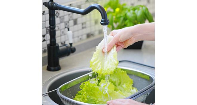 Son dnemde yaanan sebze ve meyve kaynakl zehirlenmeler, bu besinlerin soframza gelmeden nasl ve hangi yntemle ykanmas gerektiini bir kez daha gndeme getirdi.  <br>  Yaar niversitesi Gastronomi ve Mutfak Sanatlar Blm Bakan Do. Dr. Seda Gen, meyve sebze retiminde kullanlan tarm ilalarndaki tehlikeye dikkat ekerek, yetitii topraklardan trl yollar kat ederek soframza gelen meyve ve sebzelerin salmz asndan nasl ve hangi yntemle ykanmas gerektiini anlatt.