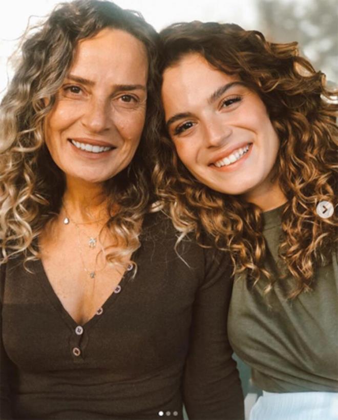 Bir takipi "Ayrt etmek zor. Anne kendinden kopyalam" yorumunu yaparken bir baka takipi de "Uygulama ile kendini yalandrm sandm. Bu nasl benzerlik" diye yazd.    Bir takipi "Ayrt etmek zor. Anne kendinden kopyalam" yorumunu yaparken bir baka takipi de "Uygulama ile kendini yalandrm sandm. Bu nasl benzerlik" diye yazd.