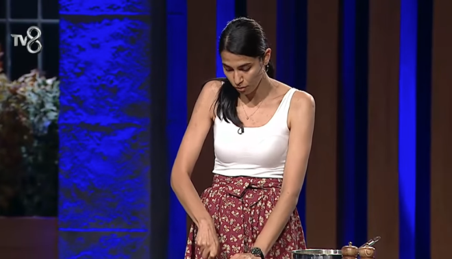 Masterchef'in favori yarmaclarndan Cemre Uyank, sevenlerini endielendiren bir haberle gndeme geldi. Instagram hesabndan programn orijinal hesabyla karlkl olarak takiplemeyi brakan Cemre'nin yarmadan ayrld sylendi.