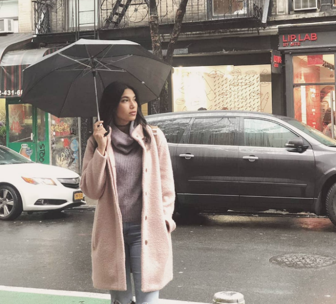 Kendini eleyecek: Bir dier sylenti ise, programa birka hafta daha devam edecek olan Cemre'nin yarmadan kendini bilerek eleyecei ynnde oldu.  <br>    Takm kaptan olmutu: Son kaptanlk oyunu mcadelesinde yarmaclardan Gneydou Anadolu Blgesi'nin sevilen lezzeti ikfte yapmalar istenmiti. Kyasya rekabetin yaand yarmada en iyi i kfteyi yaparak mavi takmn kaptan Cemre olmutu.