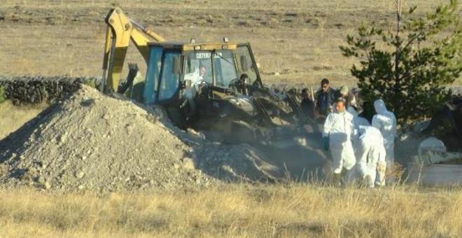 ANTALYA'da siyanr zehirlenmesi sonucu yaamn yitiren Selim (36) ve Sultan imek (38) iftiyle ocuklar Ceren (9) ve Ali nar'n (5) cenazeleri, memleketleri Erzurum?da topraa verildi. Cenazeler, kepe ile alan 6 metre derinlikteki tek ukura yan yana zel kyafetli AFAD ekipleri tarafndan yerletirildi. Mezarla kimse alnmazken, yaknlar defin ilemlerini uzaktan gzyalaryla izledi.