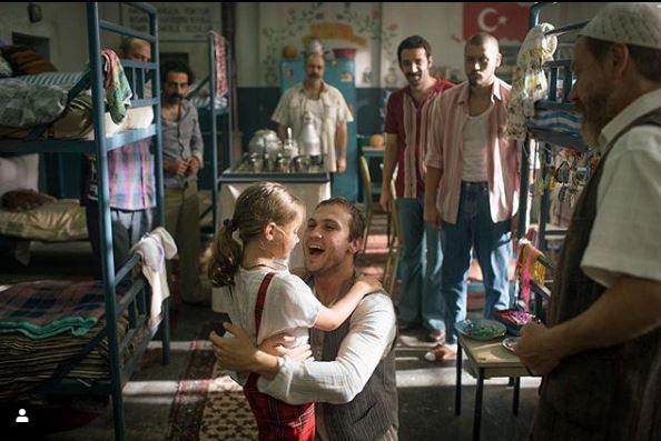 Aras Bulut ynemli ve Nisa Sofiya Aksongur'un barol oynad duygu ykl film, bir baba ile kzn hikayesini anlatyor. '7. Kou'ta; lker Aksum, Mesut Akusta, Yldray ahinler, Yurdaer Okur da rol alyor.