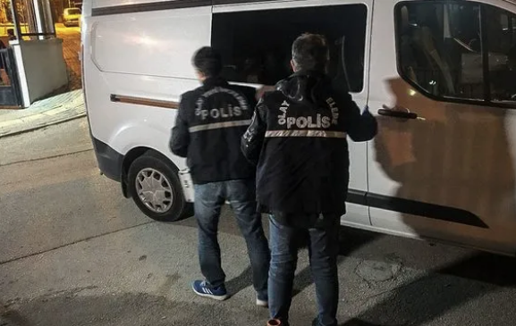 Nizamiye'ye ziyarete gitti  <br>  Sosin Kkgven (47), Szlemeli Jandarma Uzman avu Aydemir K.?y ziyaret etmek iin, Adalet Mahallesi?ndeki nizamiyeye gitti.