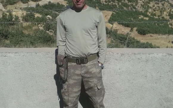 Gs ksmndan 2 ve sa bilek ve sol parmak olmak zere 4 yerinden yaralad.