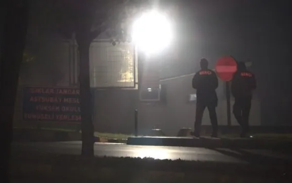 Uzman avu beylik tabancasyla birlikte gzaltna alnrken, silahla yaralanan kadn olay yerinde hayatn kaybetti. Olay, Bursa?da bulunan Jandarma Astsubay Meslek Yksek Okulunda meydana geldi.