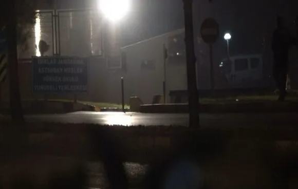 Szlemeli Jandarma Uzman avu Aydemir K. beylik tabancasyla teslim olurken, olay yerine salk ekipleri sevk edildi.