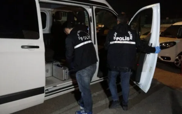 Bir sre nizamiye ierisinde konuan ift, daha sonra tartmaya balad.