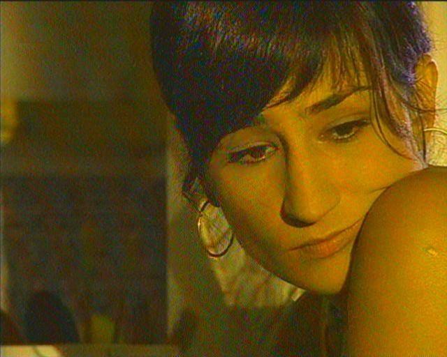 21 Haziran 1973 ylnda Zongoldak'ta doan Devin zgr nar,  yandayken ailesiyle beraber zmir'e tanr. Burada Lise eitimini tamamladktan sonra Ankara Hacettep niversitesi Devlet Konservatuar'nda tiyatroculuk eitimi ald.