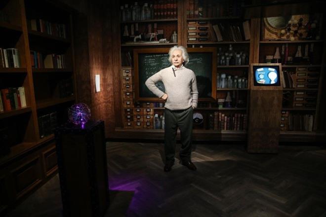 Madame Tussauds  <br>  Dnyann en nl bal mumu heykel mzesi Madame Tussauds'da, tarihi ve kltrel kahramanlar ile gemiten bugne sanat, spor ve siyaset dnyasnn yaklak 60 nl ismi yer alyor.    Mzede, Osmanl ve Cumhuriyet dnemlerinde tarihi bir gezinti yaplrken, Trkiye'den birok ismin yan sra ok sayda uluslararas mzik, spor ve film yldznn bal mumu heykellerini grmek mmkn.