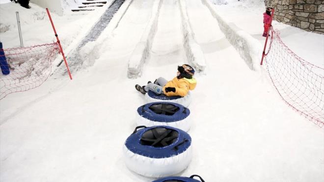 Torium Snowpark  <br>  Torium alveri merkezinin iinde yer alan Snowpark da stanbul'un ortasnda kayak keyfi yaatyor. Kayan yan sra snowboard ve snowtubbing (kzak) yaplabiliyor. Profesyonel hocalardan ders alnarak, sfrdan kayak renilebiliyor ya da kayma deneyimi artrlabiliyor.