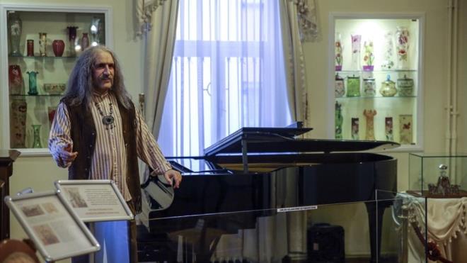 Bar Mano Mzesi<br>    arklaryla yetikinlerin olduu kadar ocuklarn da gnllerinde taht kuran Bar Mano'nun yaad, eserlerini rettii ve Kadky Belediyesi tarafndan mzeye dntrlen Moda'daki evi de yaryl tatilinde ziyaretilerini bekliyor.    Bar Mano'nun bal mumu heykeli, Trkiye'nin adresini ezbere bildii bu evin antresinin sanda, bestelerini yapt kuyruklu piyanosunun banda ziyaretilerini karlyor.