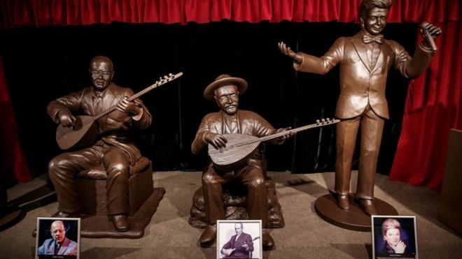 Sanatlar Salonu'nda aralarnda Pablo Picasso'nun da bulunduu, dnya sanatna yn veren sanatlardan, Osman Hamdi Bey'in mehur tablosu Kaplumbaa Terbiyecisi'ne kadar birok eser ve sanatnn ikolatadan heykelleri bulunuyor.