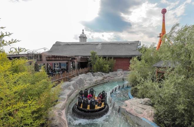 Ahap evleri, cumbalaryla "Bir Zamanlar stanbul Soka", eski stanbul mahalle hayatn ve kltrn yaatyor.    Ak hava oyun park ise ocuklarn keyifli anlar geirecei Minik Kaifler, Atlkarnca, Hayal Makinesi, Kk Madenciler, Neeli iftlik, Uan ocuklar, Mini Kule, arpan Arabalar, Kahraman tfaiyeciler, Minik Yarlar nitelerinden oluuyor.