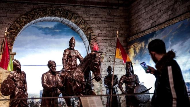 Trk Bykleri Salonu'nda, Trk tarihine damga vuran Atatrk, Fatih Sultan Mehmet, Osman Gazi ve birok nemli ismin ikolatadan bstleri yer alyor.