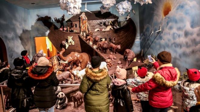 Mzenin ana salonunda, gerek boyutlu ikolata ev, Nuh'un Gemisi, ikolatann tarihini anlatan tablolar bulunuyor.    stanbul Salonu'nda, Galata Kulesi'nden Sultan Ahmet Camisi'ne, Kz Kulesi'nden 15 Temmuz ehitler Kprs'ne ve stanbul'u temsil eden birok tarihi yaptlara, Medeniyetler Salonu'nda ise dnya tarihinde yer alm Hitit, Antik Yunan, Bizans, Osmanl devlet ve milletlerini sembolize eden tablolar ile gemie ikolata tadnda yolculuk yapmak mmkn