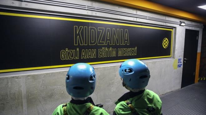 Kidzania<br>    ocuklarn lkesi KidZania'da, ocuklar, birlikte doya doya elenirken yeni eyler reniyor. KidZania'da, 4 -14 ya arasndaki ocuklar, birbirinden elenceli 65 aktivite alannda hem motor becerilerini hem de fiziksel ve sosyal becerilerini gelitirme olana buluyor.