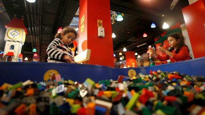 Elence ve rengarenk lego paralar ile dolu Legoland'da ocuklar, Space Missions'da uzayn derinliklerini, Miniland'da Galata Kulesi, Ayasofya, Sultanahmet Camisi, 15 Temmuz ehitler Kprs ile stanbul'un ve dnyann simge haline gelmi nl yaplarn kefetme imkan bulurken, uzmanndan binalarn, ilgin hayvanlarn ve gl kahramanlarn nasl oluturulduunu renebilecek.