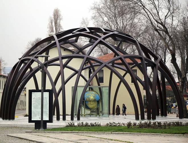 slam Bilim ve Teknoloji Mzesi  <br>  Glhane Park ierisinde saray sur duvarna bitiik Has Ahrlar Binas'nda yer alan slam Bilim ve Teknoloji Mzesi'nde, Mslman bilim adamlarnn astronomi, corafya, matematik, kimya, optik, tp, mimari, sava teknolojisi gibi alanlarda ortaya koyduklar eserlerin model ve maketleri sergileniyor.