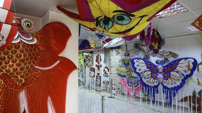 Uurtma Mzesi  <br>  Uurtma Mzesi, Mehmet Naci Akz tarafndan 1986 ylndan itibaren toplanan ve bugn itibaryla 6 kta, 33 lkeden toplam 2 bin 500'den fazla rnlk (uurtma, yaynlar, malzemeler ve eitli objelerden oluan) koleksiyonuyla Trkiye'nin ilk ve tek, dnyann ise 18 uurtma mzesinden biri.