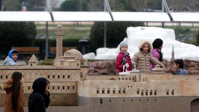Binlerce tarihi eser arasndan bilinirliine, dnemini temsil yeteneine gre Trkiye ve Osmanl corafyasndan seilen stanbul'dan 61 eser, Anadolu'dan 9 eser, Trkiye snrlar dnda kalan Osmanl corafyasndan 12 eserin 1/25 oranna kltlm minyatr modellerinin yer ald Miniatrk, ocuklarn ilgiyle gezecekleri yerlerin banda geliyor.