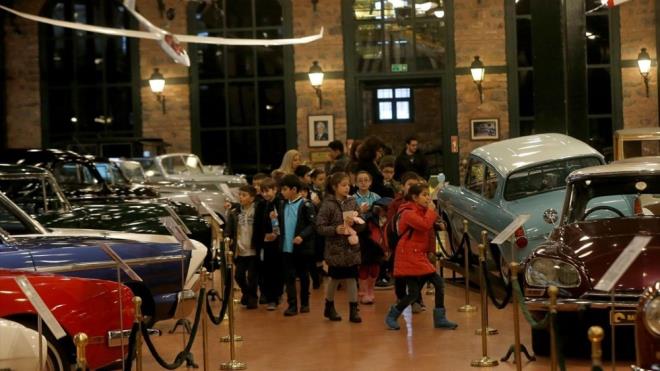 Rahmi M. Ko Mzesi<br>    Hali'in kuzey yakasndaki Hasky semtinde, yaklak 27 bin metrekarelik alana yaylan Rahmi M. Ko Mzesi, Mustafa Ko Binas, Tarihi Hasky Tershanesi, Ak Hava Sergileme Alan olmak zere  ana blmden oluuyor.    Mzede, Atatrk blm, kara yolu ulam, demir yolu ulam, denizcilik, havaclk, tipo bask atlyesi, yaayan gemi, makineler, iletiim, bilimsel aletler, modeller ve oyuncaklar olmak zere ok sayda blm bulunuyor.